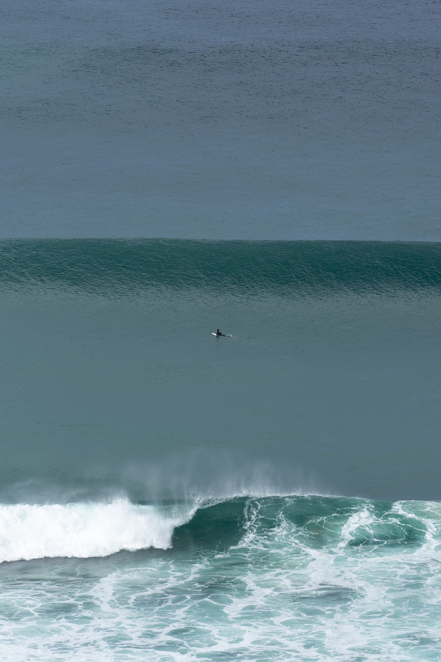 Blaue Welle mit Surfer