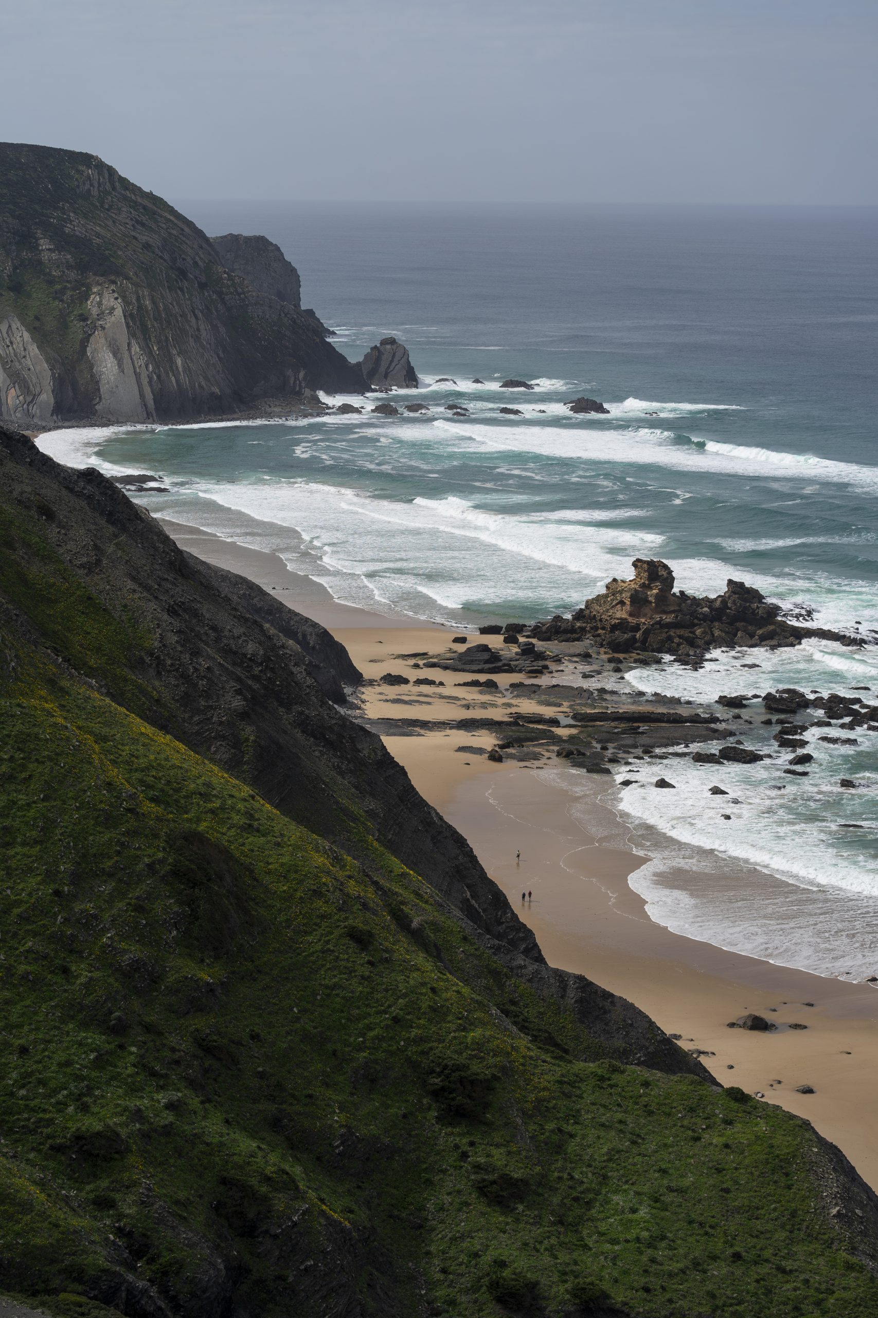 Praia com falésias e rochas