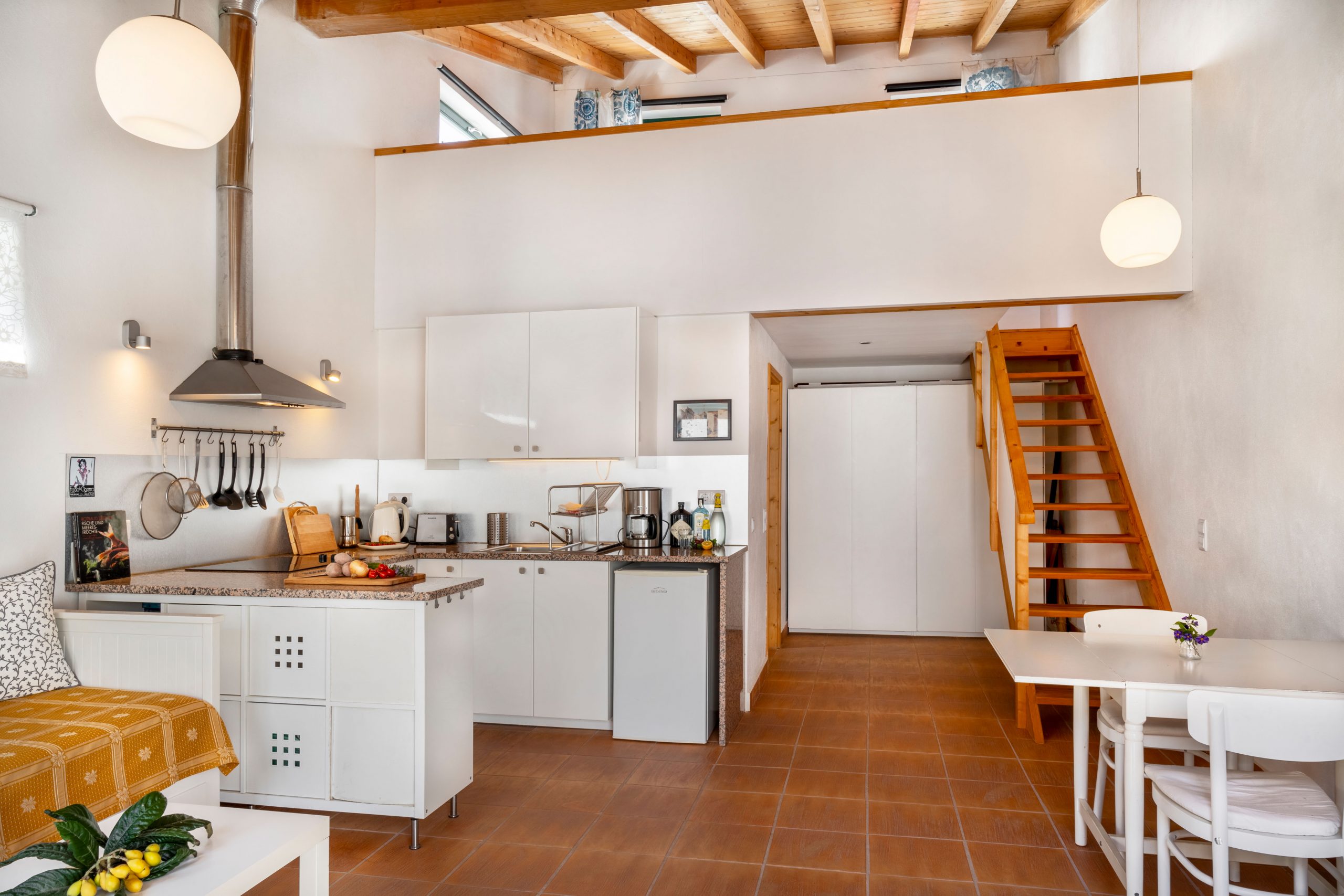 Blick auf eine moderne Küche eines Ferienhauses