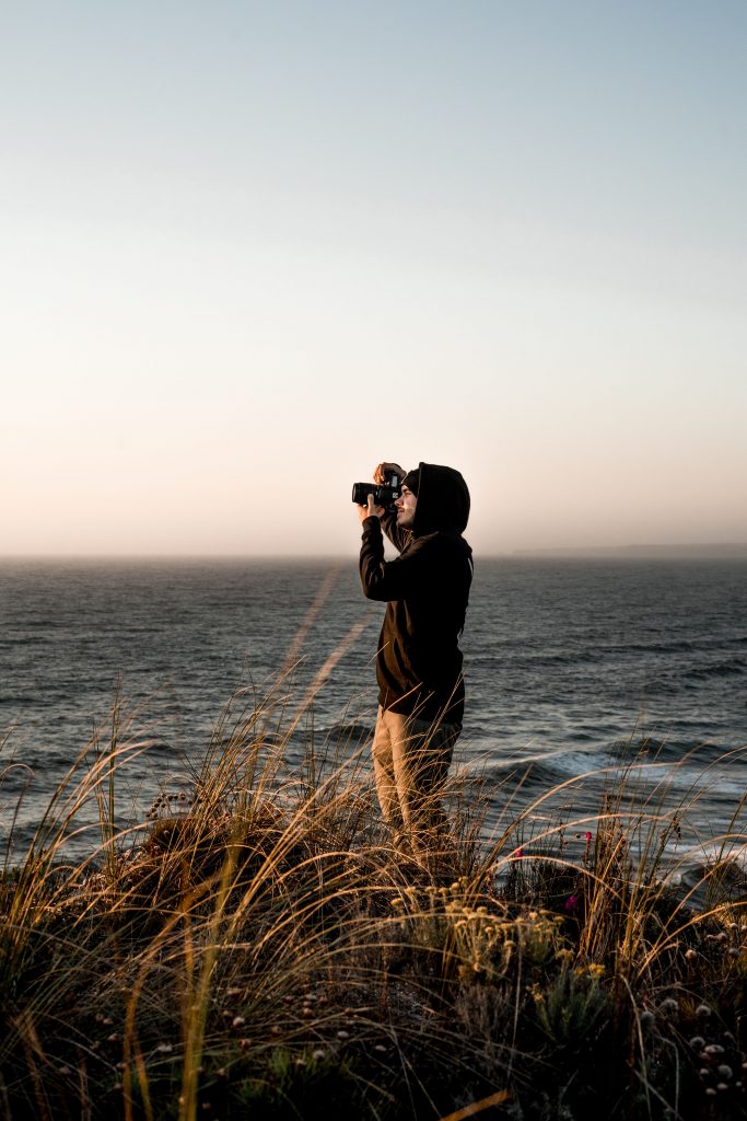 Fotógrafo em zona costeira