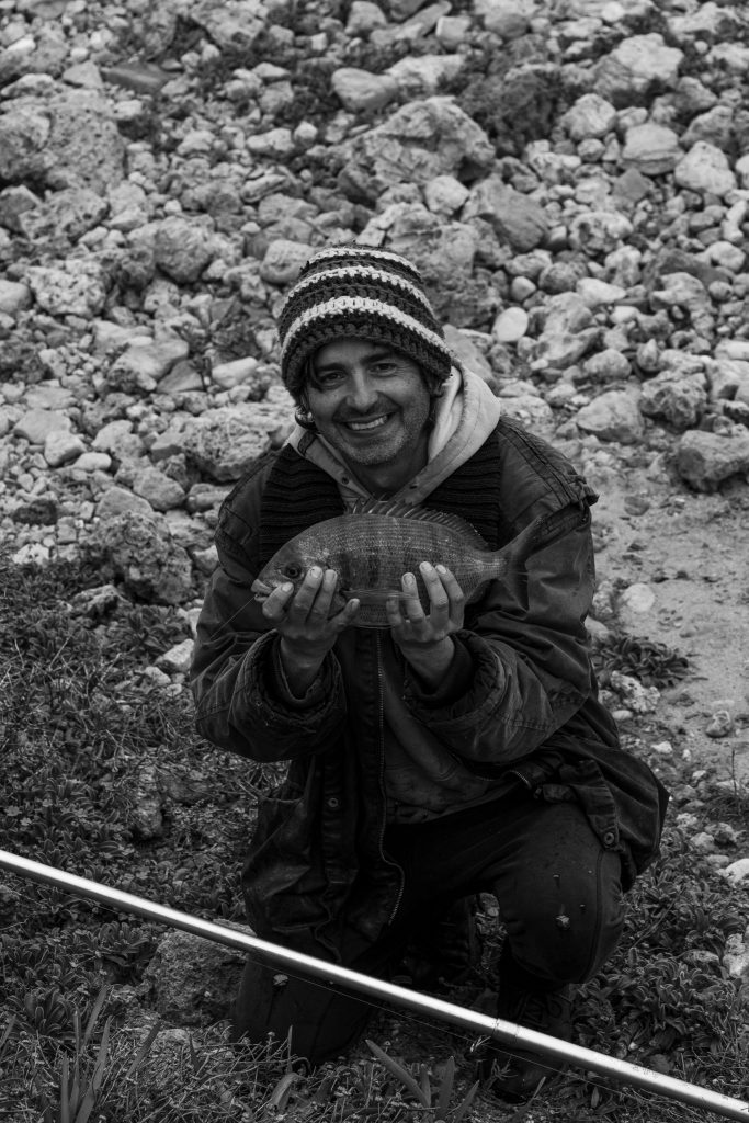 Pescador com o seu peixe apanhado