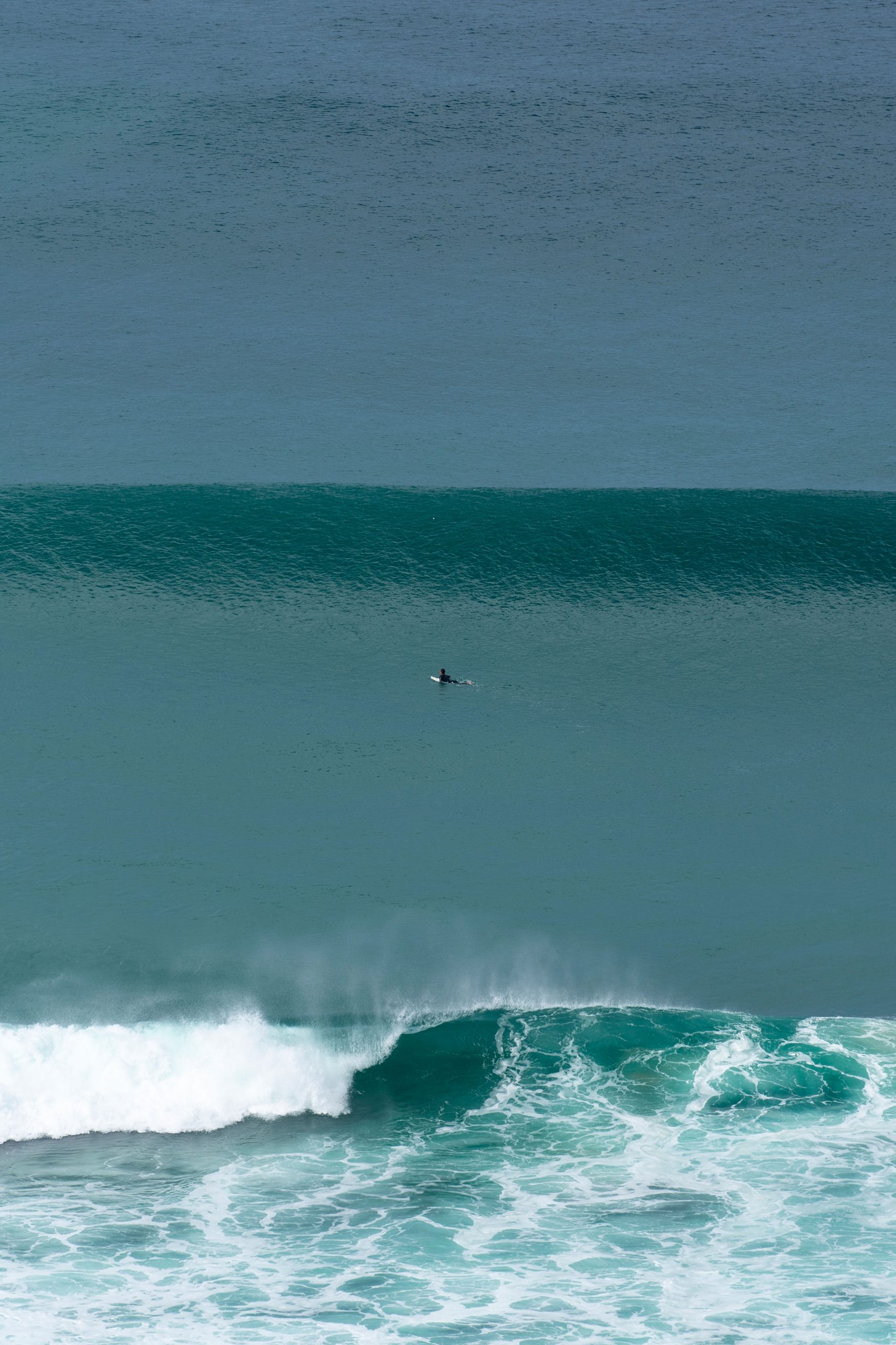 Surfer zwischen blauen Wellen