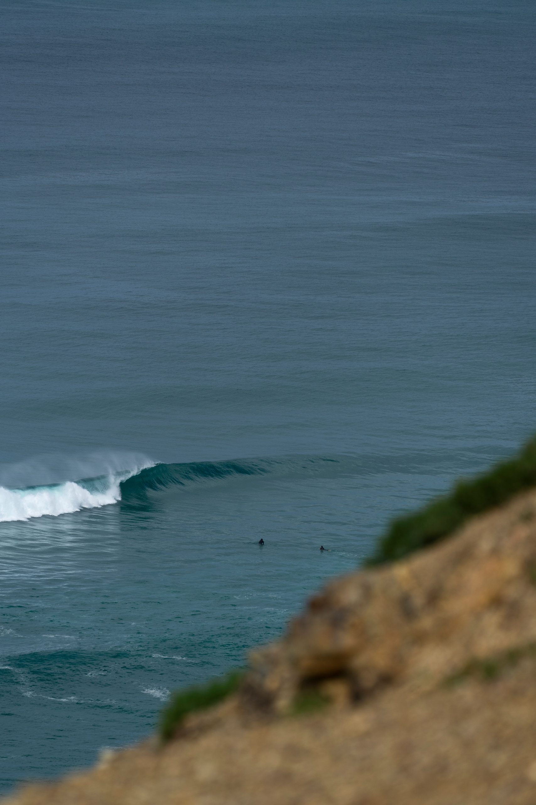 Zwei Surfer warten auf die Welle