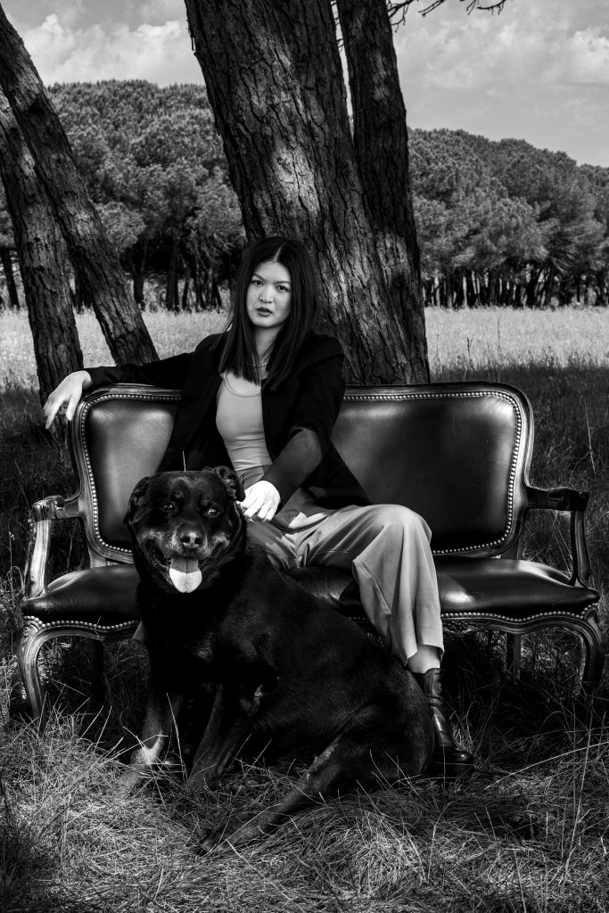 fotoshoot de moda com senhora e cão
