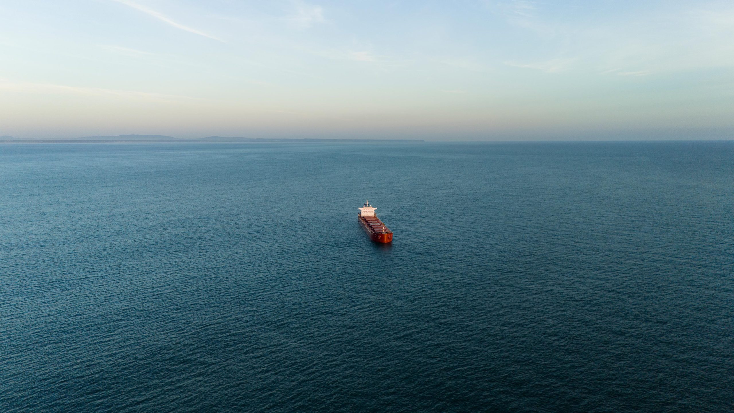 Imagem aérea de um petrolífero em alto mar