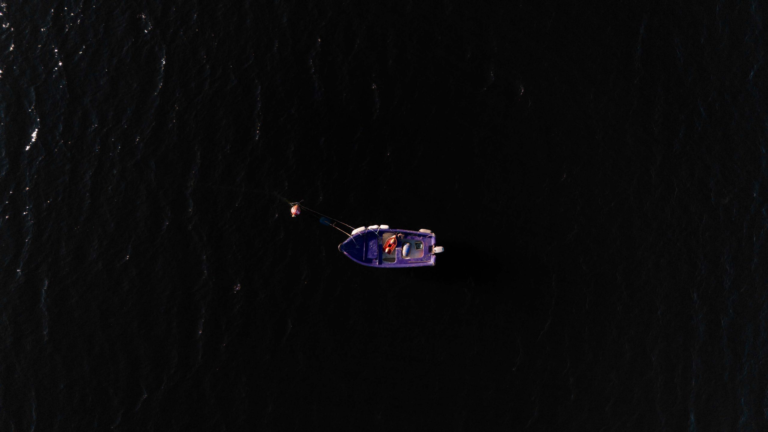 Fotografia vista de cima de um pequeno barco